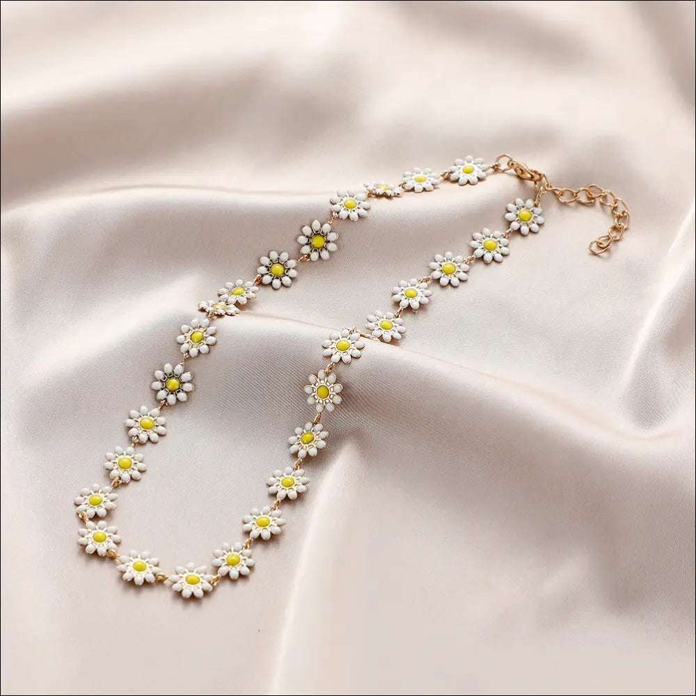 Elegant Chockerhalsband med Vita Blommor och Margeriter - Vit / 40 gr - mutual