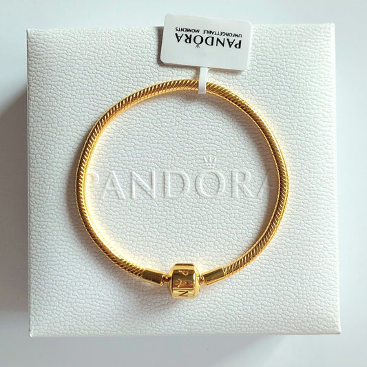 Pandora Chain Armband in gold tone with Barrel clasp on display, showcasing timeless design by Pandora.