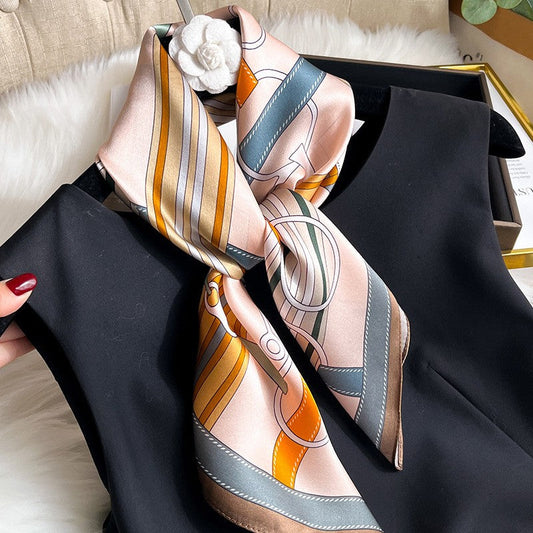 Lyxig elegant sindenhalsduk i equesterian chic stil - Stirrups-Powder - mutual