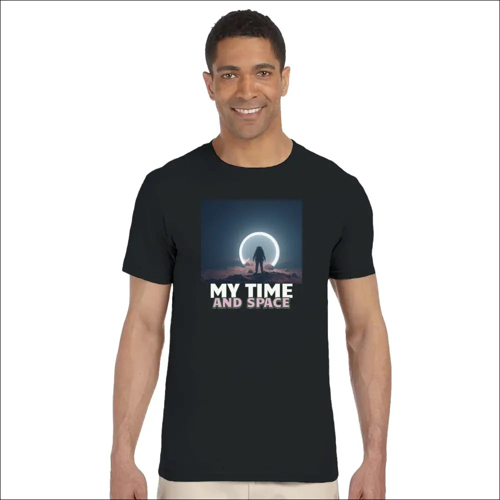 Svart T-shirt med kosmisk grafik, med texten MY TIME AND SPACE, stilren och bekväm.