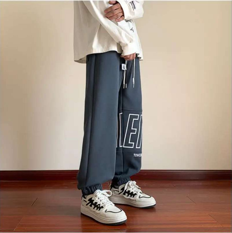 Trendiga fleece sweatpants med stiliserade bokstäver till tonårinar - Premium mutual from mutualdropshopping - Just 380 kr! Shop now at Picatshirt