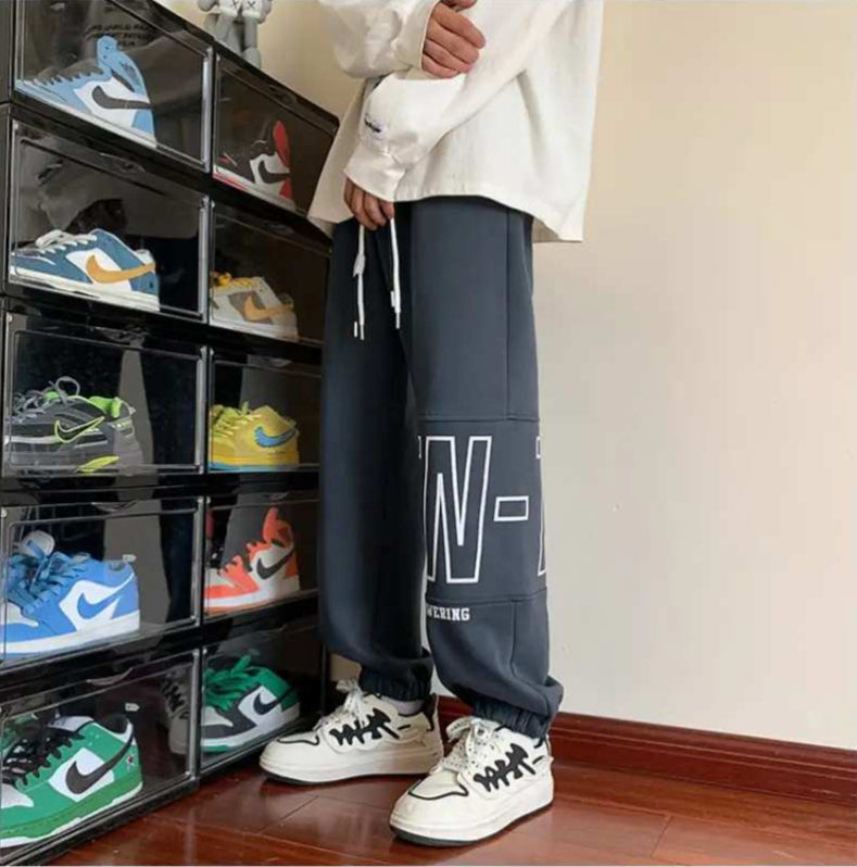 Trendiga fleece sweatpants med stiliserade bokstäver till tonårinar - Premium mutual from mutualdropshopping - Just 380 kr! Shop now at Picatshirt