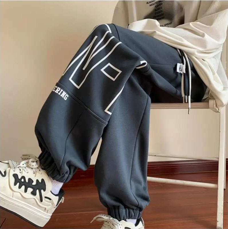 Trendiga fleece sweatpants med stiliserade bokstäver till tonårinar - Premium mutual from mutualdropshopping - Just 380 kr! Shop now at Picatshirt