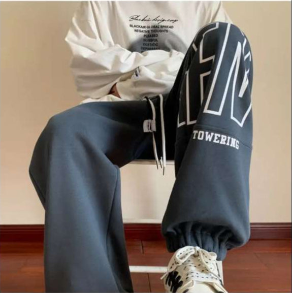 Trendiga fleece sweatpants med stiliserade bokstäver till tonårinar - Premium Shop now at Picatshirt