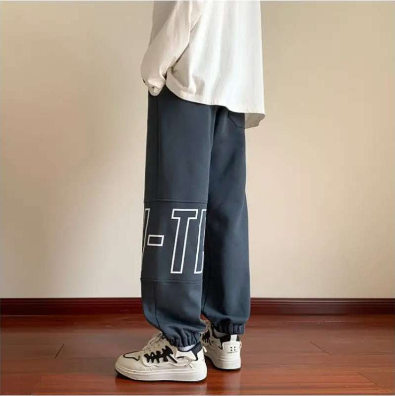 Trendiga fleece sweatpants med stiliserade bokstäver till tonårinar - Premium mutual from mutualdropshopping - Shop now at Picatshirt