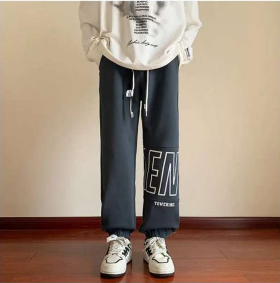Trendiga fleece sweatpants med stiliserade bokstäver till tonårinar - Premium mutual from mutualdropshopping - Just 380 kr! Shop now at Picatshirt