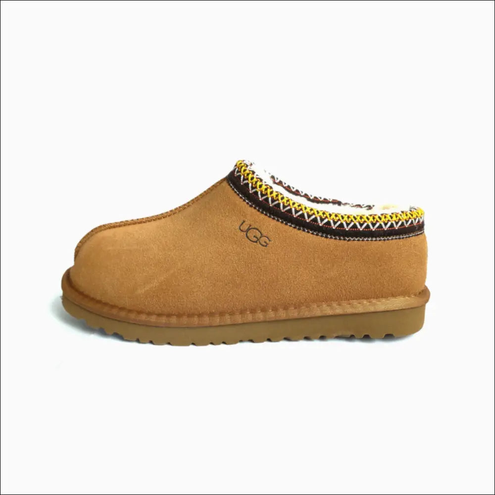 UGG Tasman Chestnut mockatofflor i hög kvalitet med fårskinn och mjuk mocka, idealiska för kalla dagar.