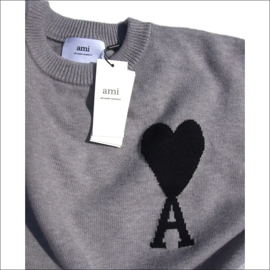 Ami de Coeur Stickad Tröja – Grå Ullmix med Svart Hjärta - Tröjor