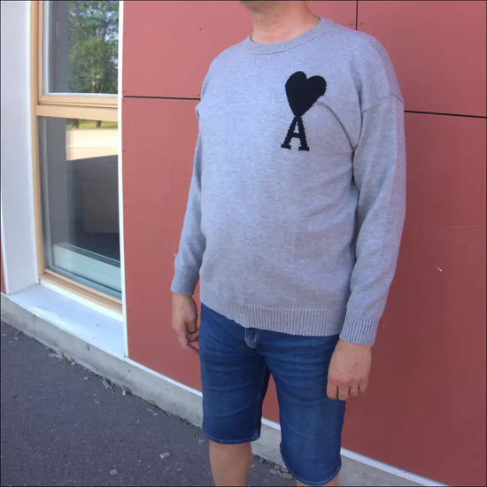 Ami de Coeur Stickad Tröja – Grå Ullmix med Svart Hjärta - Tröjor