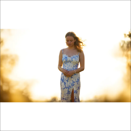 lommig Sommarklänning med Axelband, Slits & Spetskant – Satinlook