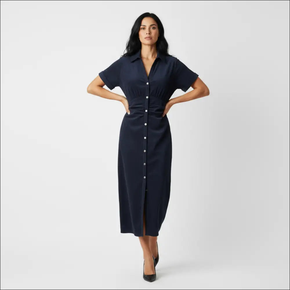 Elegant midi skjortklänning i denim med knappar, kort ärm, och midjepassform, perfekt för stiliga tillfällen.