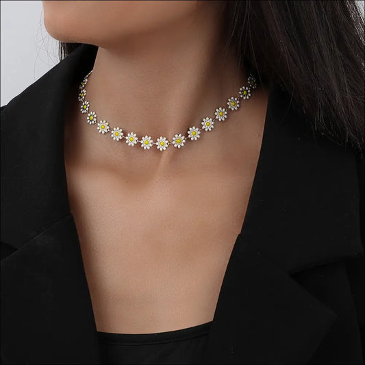 Elegant Chockerhalsband med Vita Blommor och Margeriter - Vit / 40 gr - mutual