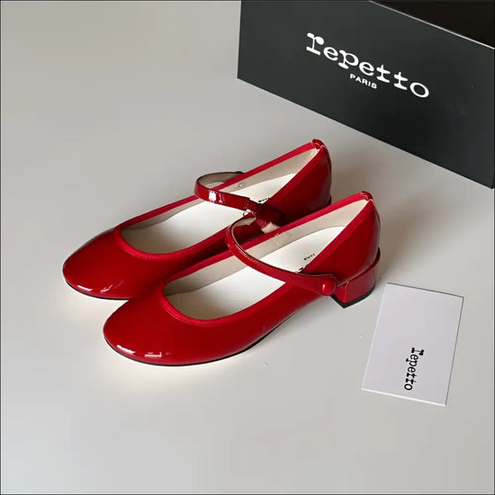 Mary Janes från Repetto i röd lack med klassisk design och elegant stil.