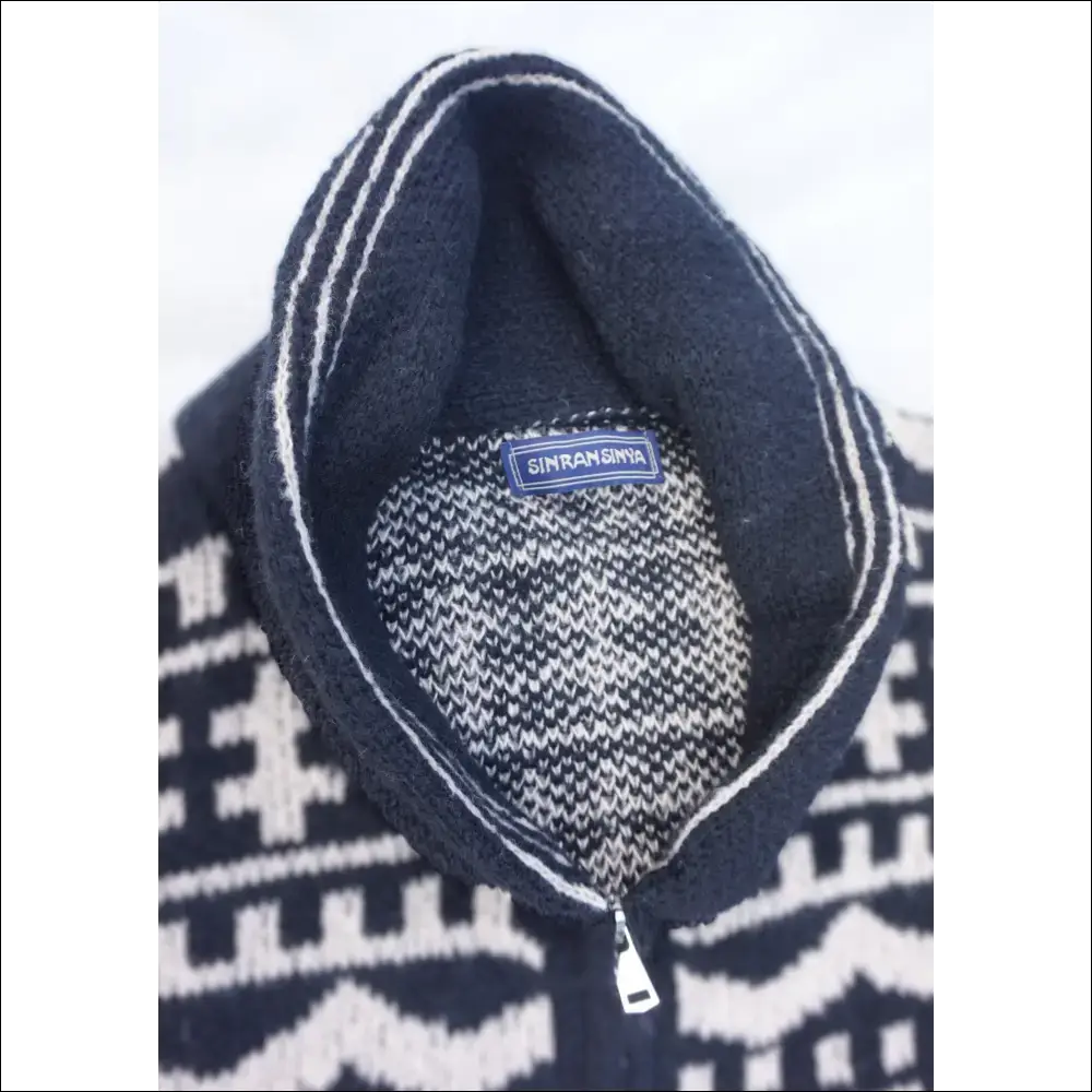 Stickad Herr Cardigan i Nordisk Stil med Polokrage