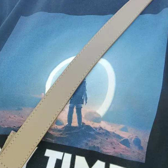 Svart T-shirt för reflektion med grafisk design av text - Premium Print Material from Picatshirt - Just 250 kr! Shop now at Picatshirt