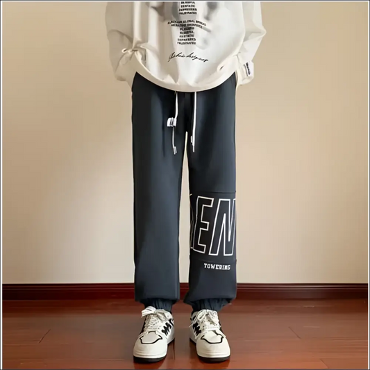 Trendiga fleece sweatpants med stiliserade bokstäver till tonårinar - Premium mutual from mutualdropshopping - Just 380 kr! Shop now at Picatshirt