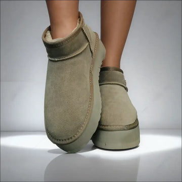 UGG Classic Ultra Mini Plattform Antelope stövletter i brun mocka med plattformssula och fluffigt UGGplush-foder
