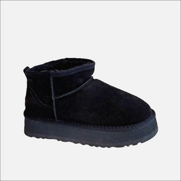 UGG W Classic Ultra Mini in svart mocka, plattformssko med stabil sula, perfekt för vintermode.