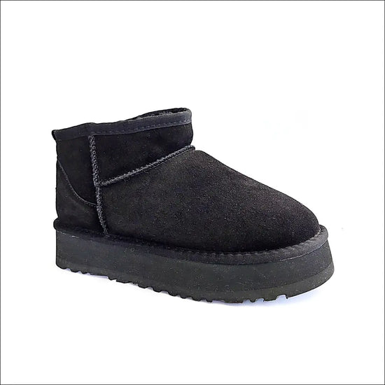 UGG W Classic Ultra Mini Plattform - Svart Mocka vinterstövlar med plattformssula och bekväm design