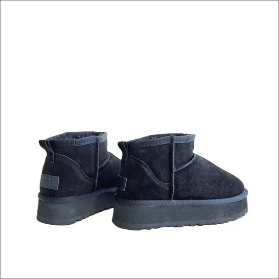 UGG W Classic Ultra Mini - Svart Mocka bakifrån med plattformsula