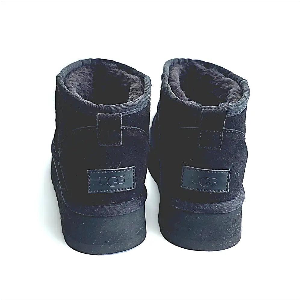 UGG W Classic Ultra Mini med plattformssula i svart mocka, bakvy av vinterstövlar.