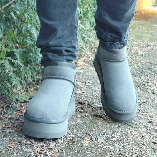 UGG Classic Ultra Mini plattformstövletter i mocka i färgen Shaded Clover med låg plattformssula.